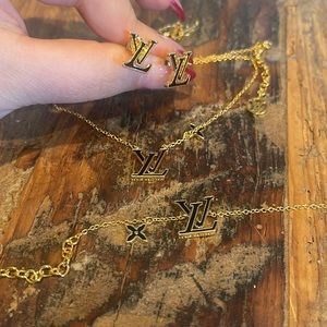 Earrings, bracelet and necklace gold and black set. Gold plated material.